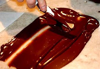 Element 1: Temper couverture Methods of tempering chocolate The larger specialist confectioner may use fully automatic tempering tanks.