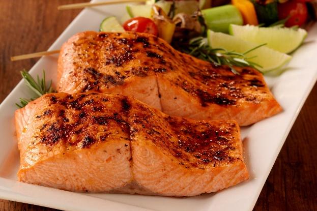GRILLED SALMON WITH ROSEMARY 1 pound salmon, skin removed 2 teaspoons light olive oil 2 teaspoons lemon juice salt and pepper 2 cloves garlic, minced 2 teaspoons fresh rosemary (1 tsp of dried