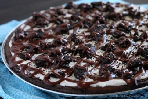 CHOCOLATE OREO PIZZA Preheat oven to 350 degrees -30 Oreos (crushed) -1/2 cup vegetable oil -1 cup mini marshmallows -1 box fudge brownie mix -1/4 cup water -eggs 1.
