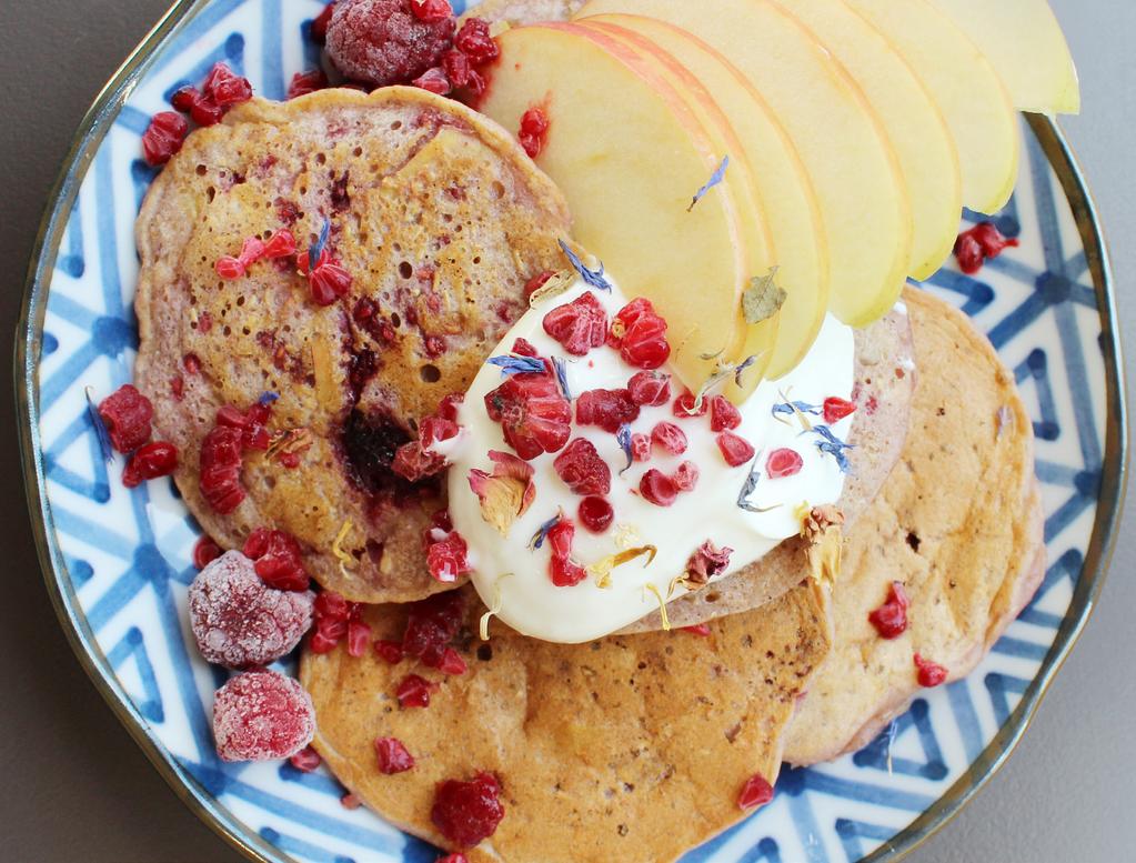 raspberry apple pancakes Serves 1 INGREDIENTS 1 packet Jenny Craig Wholemeal Pancakes ¼ tsp cinnamon 1 small red apple, cut in half ½ cup frozen raspberries 1/ 3 cup skim milk Spray oil Dollop of