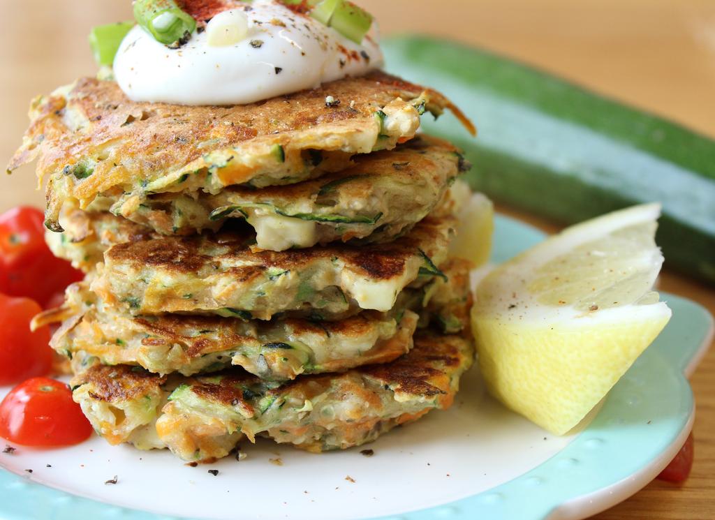 CARROT & ZUCCHINI FRITTERS Serves 1 INGREDIENTS METHOD 1 packet Jenny Craig Wholemeal Pancakes ½ cup zucchini, grated ½ cup carrot, grated 1 spring onion, sliced finely 20g reduced fat feta Pinch