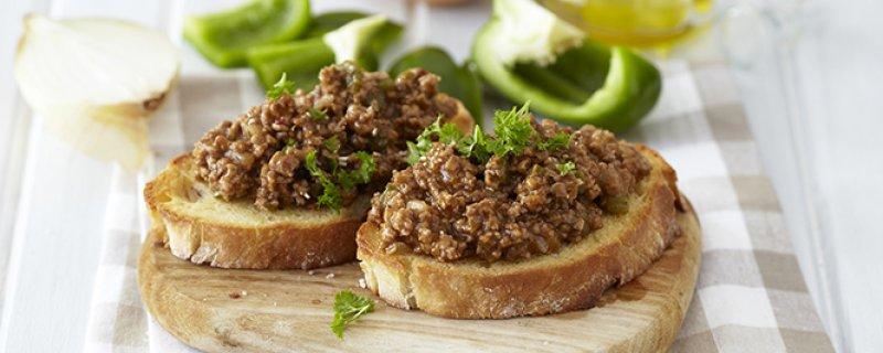 SAVOURY MINCE ON BUTTERED TOAST Wednesday 10th October COOK TIME PREP TIME SERVES 00:35:00 00:10:00 4 This is no ordinary end of the month mince.