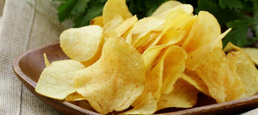 Potato Crisps -1.1 lb Potatoes -1 minced garlic clove -1 tablespoon of fresh thyme -1 tablespoon of olive oil Peel potatoes and cut into 8mm thick pieces.