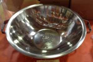 COLANDER 13 QUARTS (CMS# 4079) Suggested Uses: Used to drain food items such as