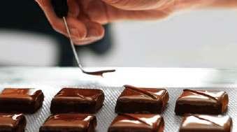 CREATING AN INCOMPARABLE TASTE EXPERIENCE VALRHONA CHOCOLATE BONBONS GUARANTEE: EXCEPTIONAL INGREDIENTS Our