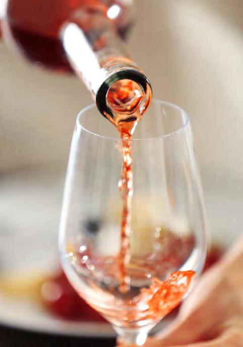 Elegantan i harmoničan, svjež i diskretan, Rose Benkovac idealan je ljetni užitak. Volumeni: 0,75 1,0 L Rosé Benkovac is the bestselling rose wine in Croatia.