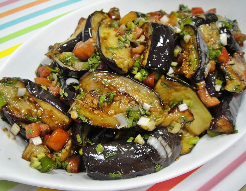 Eggplant Platter Ingredients Sauce 2 eggplants sliced 2 green peppers sliced 2 zucchinis sliced 1 cup mushroom sliced 1/2 cup chopped onion 1 tsp minced garlic 1 cup tomato sauce 1 tbsp.