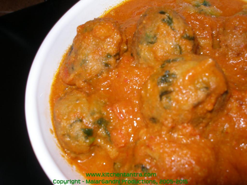 Kofta (Meatball) Curry Serves 6 Ingredients: 750g lean minced beef Small amount of spray oil 4 medium tomatoes, diced ½ tsp salt 2 tsp ginger paste 2 tsp garlic paste 1