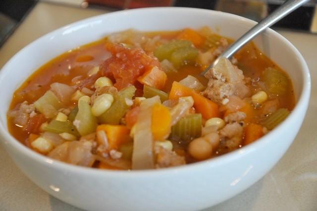 Lunch: Turkey & Veggie Comfort Stew There s nothing better than a warm bowl of comforting stew especially when it s filled with nutritious ingredients like veggies and lean ground turkey.