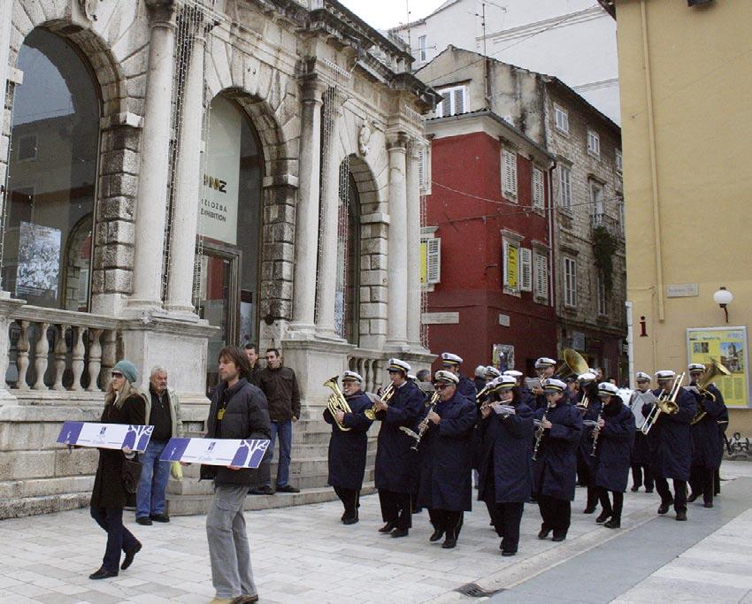 OD STARE DO NOVE KNJIŽNICE Prvi korak započeo je već 8. siječnja hodom Gradske glazbe Zadar od stare do nove Knjižnice. godišnje izvješće 2009.