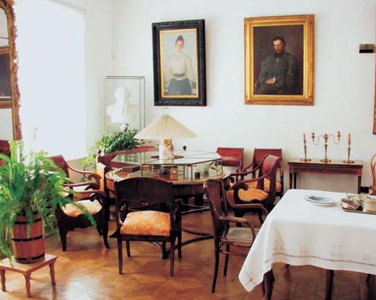 Slika 3. Dnevni boravak u kući Lava Tolstoja samo mjesto, kao i Tolstoja prije mnogo godina. No više od toga nadahnjuju ih njegovo pisanje i ideje, njegova osobnost.