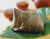 The bamboo leaves give the rice