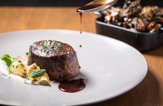 B O U R B O N S T E A K N A S H V I L L E Encompassing all the tradition of a classic steakhouse with Chef Michael Mina s modern flair, BOURBON STEAK is the steakhouse Nashville has been waiting for.