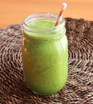 Simple Green Smoothie Ø 1 frozen banana Ø ½ cup unsweetened almond milk Ø 1 Tablespoon almond butter Ø 1 cup fresh baby spinach leaves Ø 2 large kale leaves (remove stems) Ø 4-5