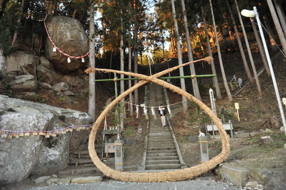 (60 mins drive from Ishinomaki Station) Tsuri-ishi Shrine Tsuri-ishi means hanging rock.
