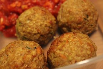 Protein bites 500g pork mince (or use vegetarian mince*) 1 medium carrot, peeled and finely grated 2 garlic cloves, finely chopped 50g unsweetened coconut flakes 1 free range egg 1 egg white 2 tsps
