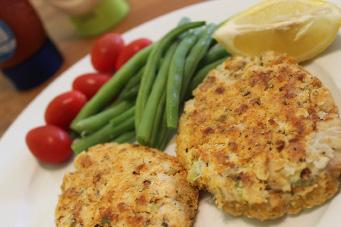Cucumber fishcakes 1 tsp coconut flour 60g ground almonds 1/2 tsp paprika salt and pepper to season 400g cooked white fish fillets 3/4 tsp dried parsley or Italian seasoning 100g pickled cucumber,