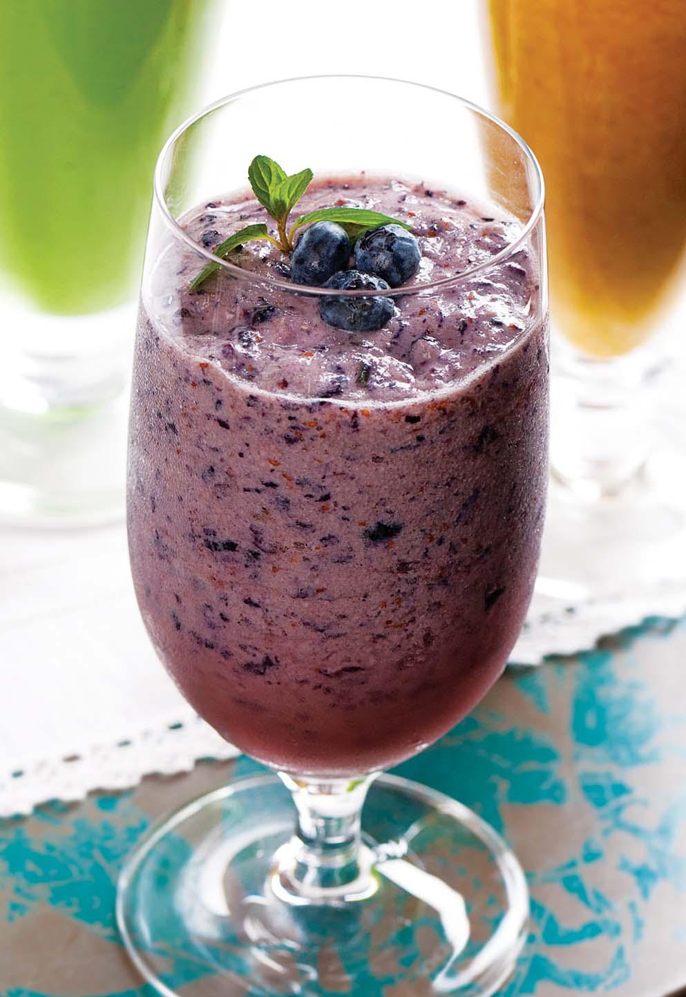 Smoothie08 Sweet Blueberry Smoothie Refreshing taste and sweetness will melt in your mouth. 1 Defrost the frozen blueberry for 5 minutes. 2 Defrost the frozen orange and the banana for 5 minutes.