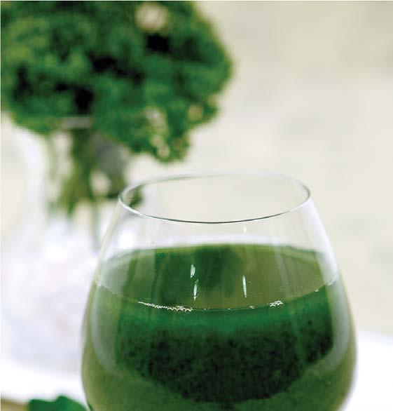 Detox14 Celeb Celery Juice Celery meets various vegetables and fruits. 1 Wash the celery, the parsley, and the kale well.