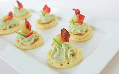 BLUE CHEESE BLINIS WITH BACON & PEAR Ingredients 12 Van Dyck Blinis 1/2 pear 50g blue cheese 3 Tbsp cream cheese 100ml cream 5 walnuts 1 cup sugar 1 cinnamon stick 3 rashers streaky bacon 30g red