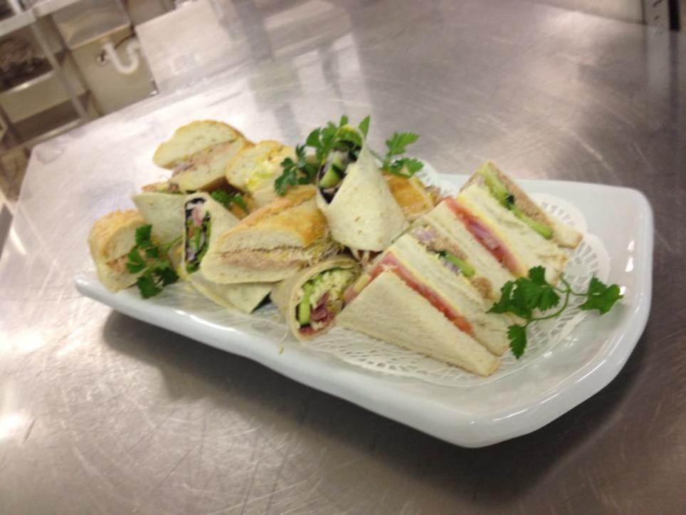90 p/h) -Chefs selection of gourmet sandwiches, focaccias and wraps -Freshly prepared fruit platter Gold Package ($14.
