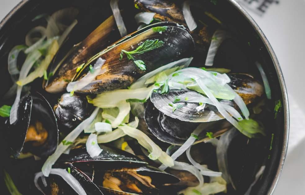 AU NATURAL Belgian Mussels Served with Belgian Fries AU NATURAL (D) WHITE WINE (A, D) WHITE WINE AND CREAM (A, D) GARLIC AND CREAM (D) - SIGNATURE DISH ROQUEFORT