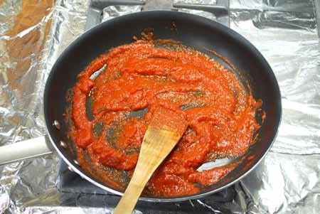 5 4 While the dough is rising, prepare the pizza sauce. Heat the marinara in a skillet until it starts to boil.