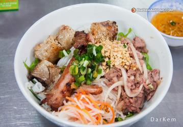 Mixed wonton noodle soup (Hủ Tiếu Mì) $10.99 Mixed rice & egg noodle with wonton, BBQ pork, garlic pork and quail egg. H3.