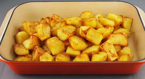 Sunday Carvery - Roast Potatoes You ll need: Roasting Dish Pre-Steamed Potatoes (See Sub) Oil 5 kg (1 Bag) 800 ml 1. Pour 800ml of oil in 2 metal gastronorm trays (400ml in each tray) 2.