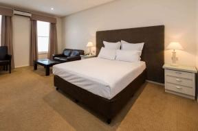 Executive Room A delightfully spacious room (35m2) with a Queen size bed, double corner spa, wireless internet, 32 LCD television