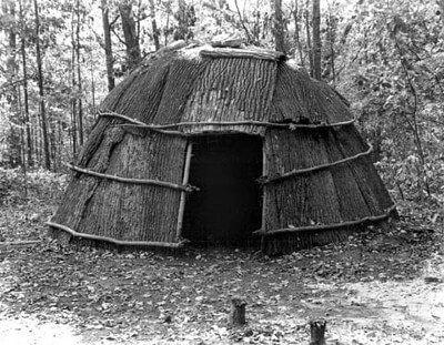 Shelter There were two different styles of housing that Native Americans lived in this region.