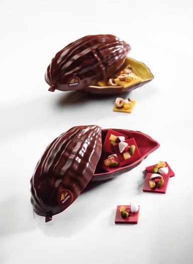 An iginal recipe by Anthony Bourdillat Pastry Chef - École Valrhona STRAWBERRY CABOSSE PASSIONFRUIT CABOSSE Makes 10 cocoa pods MENDIANTS STRAWBERRY: 600g STRAWBERRY INSPIRATION 140g White dragée