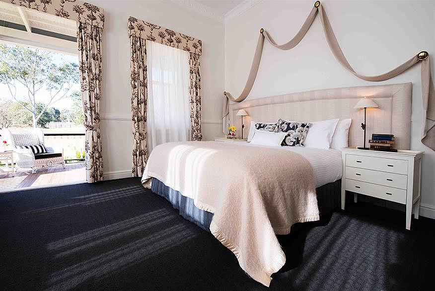 ACCOMMODATION Options AT THE Deluxe Room Deluxe Rooms feature plush queen-size beds. bathroom has a deep bath and French doors open out onto spacious verandahs with stunning views.