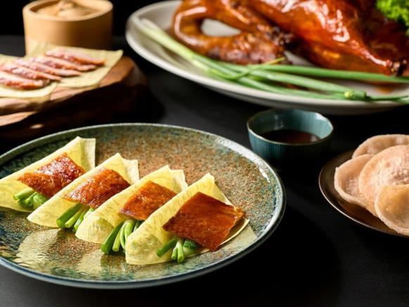 FOR IMMEDIATE RELEASE CELEBRATE MOTHERHOOD AT CARLTON HOTEL SINGAPORE Peking Duck at Wah Lok International buffet at Café Mosaic 26 April 2018 Reward mothers with a sumptuous meal at the