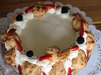 Traditional Italian Cake Price $46 $62 $74 Layers of Italian sponge and crème patissier, finished with fresh