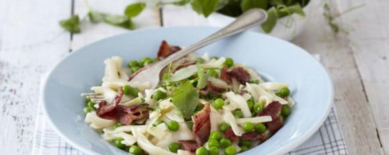 Smoky Alfredo Pasta with Bacon and Chives Wednesday 14th November 00:20:00 00:05:00 2 Bacon and chives add scrumptious taste to this quick and easy weekday Alfredo pasta. 1. 1 packet KNORR Alfredo Pasta and Sauce 2.