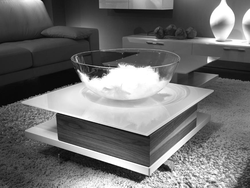 CT 90 The CT 90 coffee table is available in many different versions and in sizes of 80 x 80 cm and 110 x 110 cm. The top glass is rearlacquered, the lower in matt lacquer.