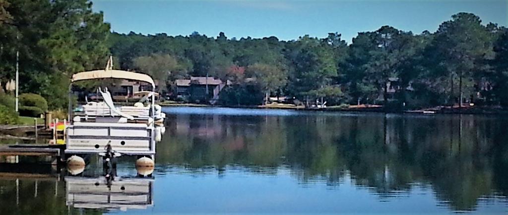 The Lake View Lake Pinehurst Association Newsletter Published: Mid-January, April, July & October October 2017 Fred Nuenighoff Editor A Beautiful Fall Day on Lake Pinehurst President s Message Lake