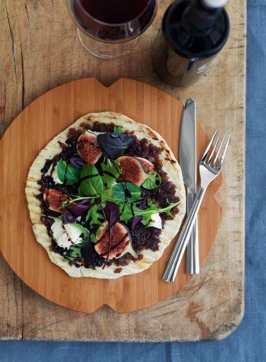 81 Pizza with onion jam and figs MAKES 4 MINI PIZZAS 1 kg onions 1 garlic clove 50 g butter twigs of thyme 1 dl balsamic vinegar cane sugar sea salt and freshly ground pepper 4 small pizza bottoms,