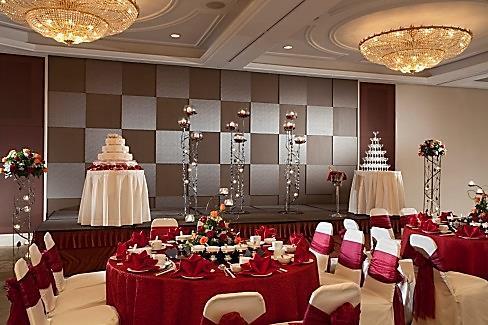 2018 WEDDING PACKAGES CARLTON HALL Classic Package Weekdays and Weekends (Lunch): From S$1,008 nett per table (min. 25 tables of 10) Weekdays (Dinner): From S$1,008 nett per table (min.