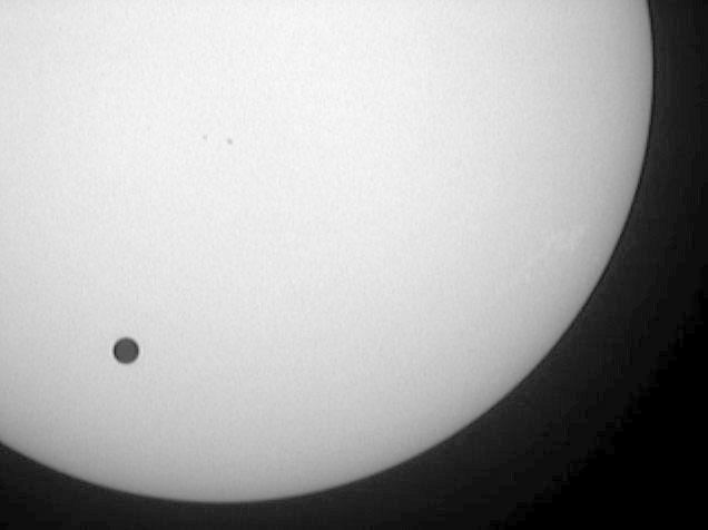 S507: Tranzit Venere Dana 8. juna 2004. moglo se vidjeti kako planeta Venera prolazi ispred Sunca, posmatrano sa mnogih mjesta na Zemlji.