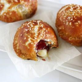 Brie and Cranberry Jelly Pretzel Pies Wonderful for brunch or even starter, this is such a winning combo!