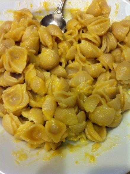 Superfoods in this recipe: nutritional yeast, butternut squash Gluten Free Cheesy Pasta Ingredients: 1/2 bag of brown rice noodles (such as Tinkinyada) 1/3 cup Butternut squash puree* 1/2 cup