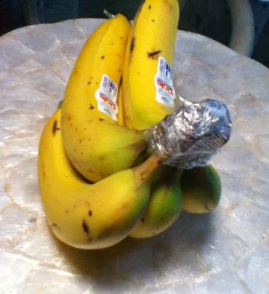17. Wrap the crown of a bunch of bananas with plastic wrap.