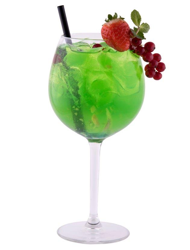 GREEN DEVIL 2 cl di P31 / 2 cl P31 1 Lime spremuto / 1 Squeezed lime 4 cl di Vodka / 4 cl Vodka 1 Bottiglia di ginger beer / 1 Bottle of ginger beer Zenzero a cubetti / Diced ginger Fragola, ribes,
