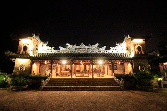 BEN XUAN GARDEN HOUSE THEATRE Add: Van Thanh, Su Van Hanh, Hue Tel: (+84) 78 768 0960 Capacity: 50 guests On request Vietnamese Culinary Art with French touch in the atmosphere of the Ben Xuan Garden