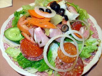 SALADS HOUSE SALAD: with lettuce, tomatoes, onion,