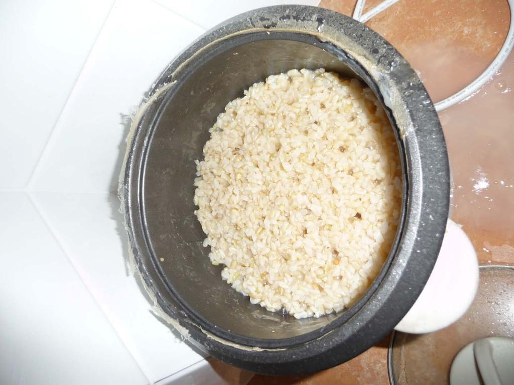 Cooking the Rice With Rice Cooker 1. Place 2 cups of wholegrain brown rice in the rice cooker 2. Place 8 cups of water in the rice cooker 3. Switch on and leave until done Without Rice Cooker 1.