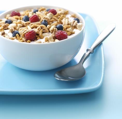 There are several health benefits to eating breakfast as part of a regular routine.