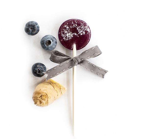 BLUEBERRY MOSCOW MULE Light purple cocktail lollipop with a fresh and delicate taste of blue berry, ginger ale and lime.